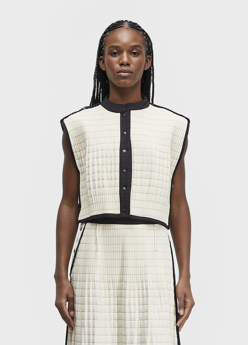 Colete Plissé Matelassê Curto Off-White/Preto – Osklen – foto 2