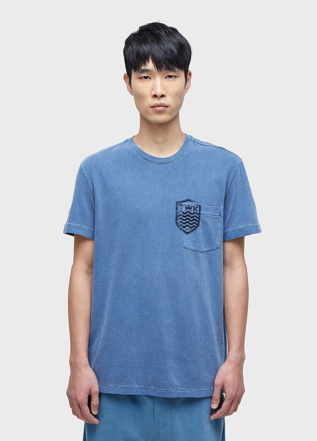 T-SHIRT BOLSO BRASÃO MC