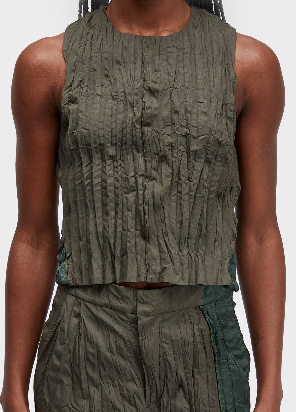 Blusa Sleeveless Wrinkled Tricoline Satin Verde Esmeralda Verde Forest – Osklen – foto 3