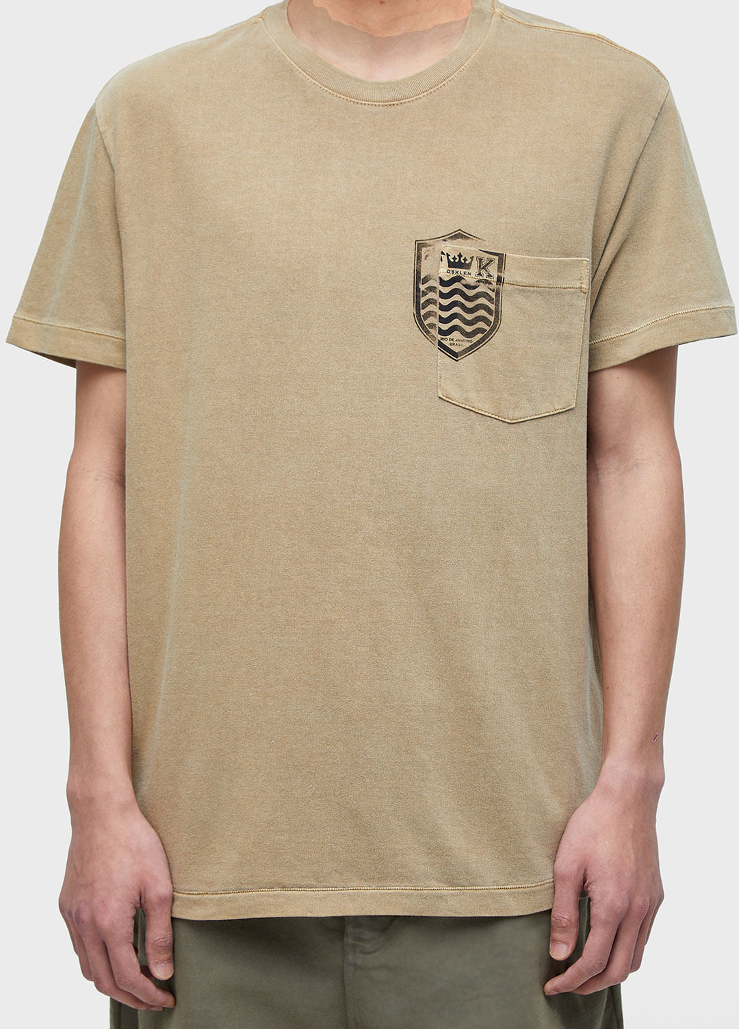 T-SHIRT BOLSO BRASÃO MC