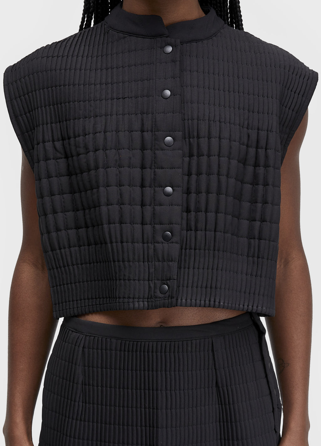 Colete Plissé Matelassê Curto Off-White/Preto – Osklen – foto 4