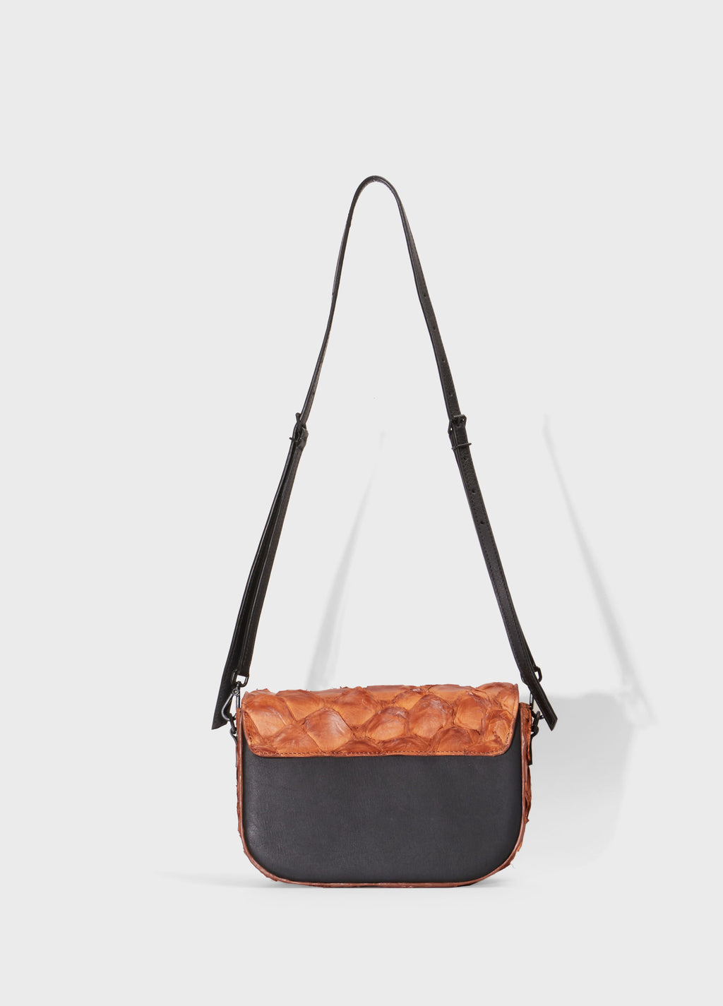 Bolsa Pirarucu Jati Caramelo/Preto – Osklen – foto 6