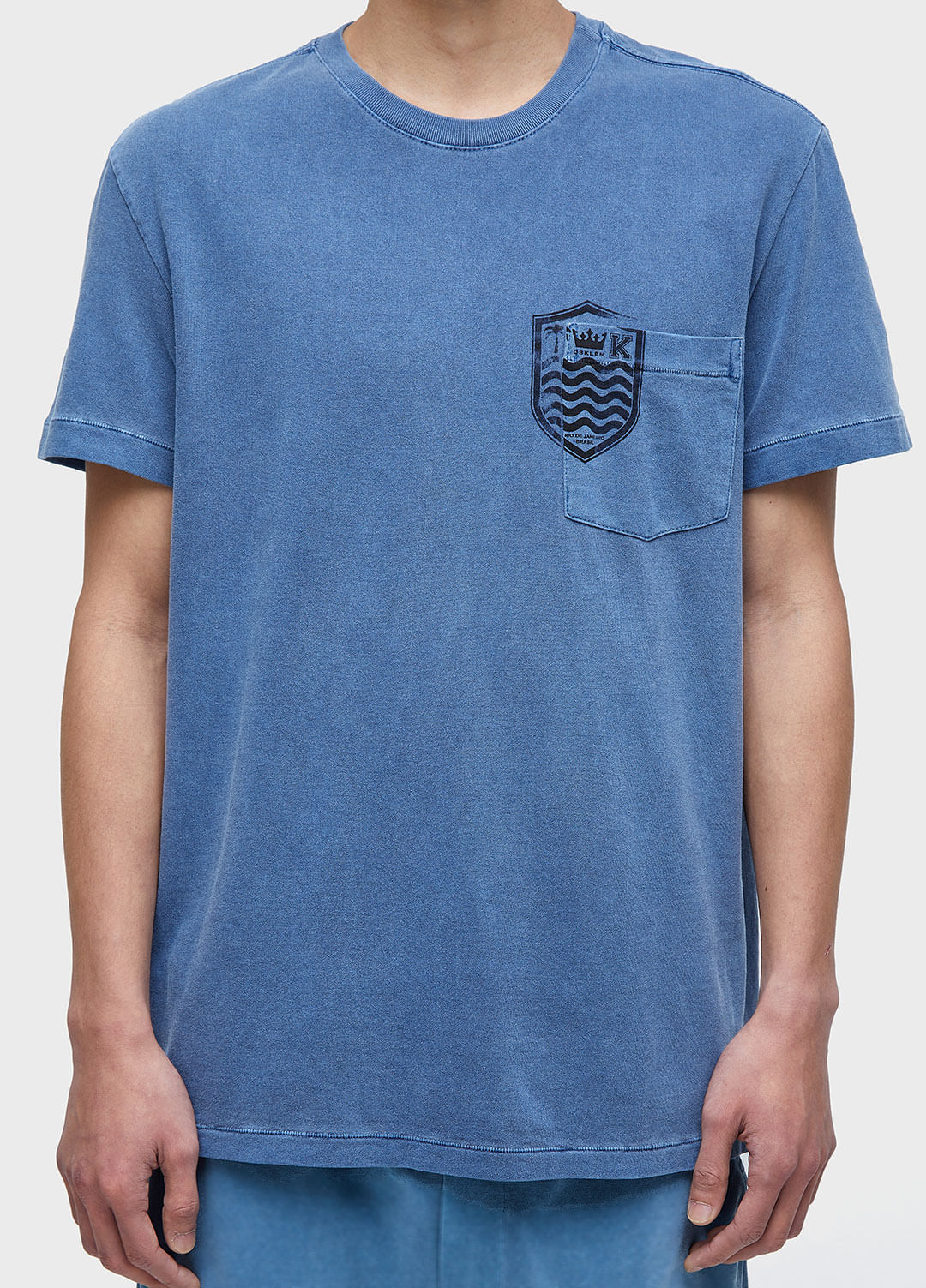 T-SHIRT BOLSO BRASÃO MC