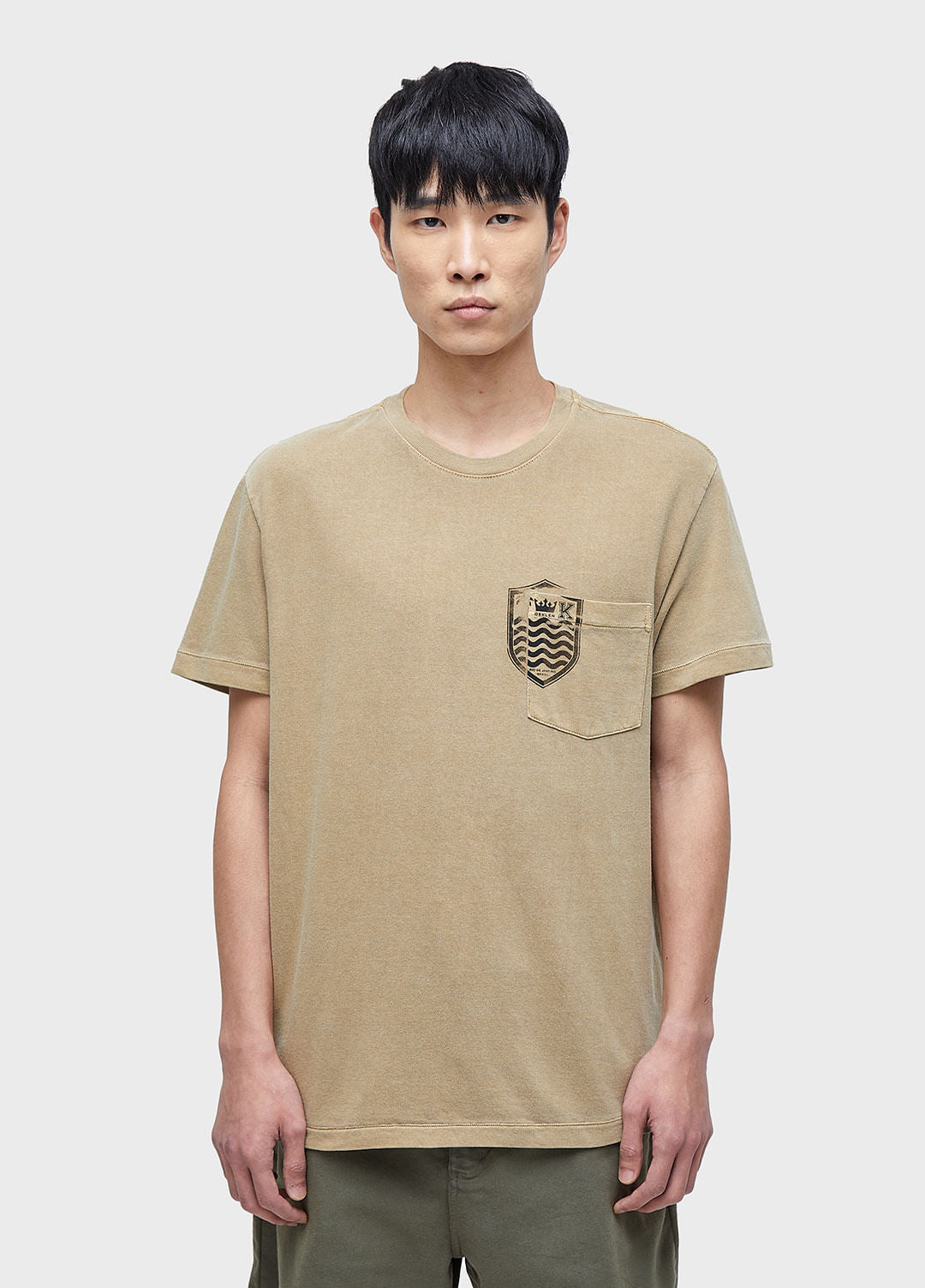 T-SHIRT BOLSO BRASÃO MC