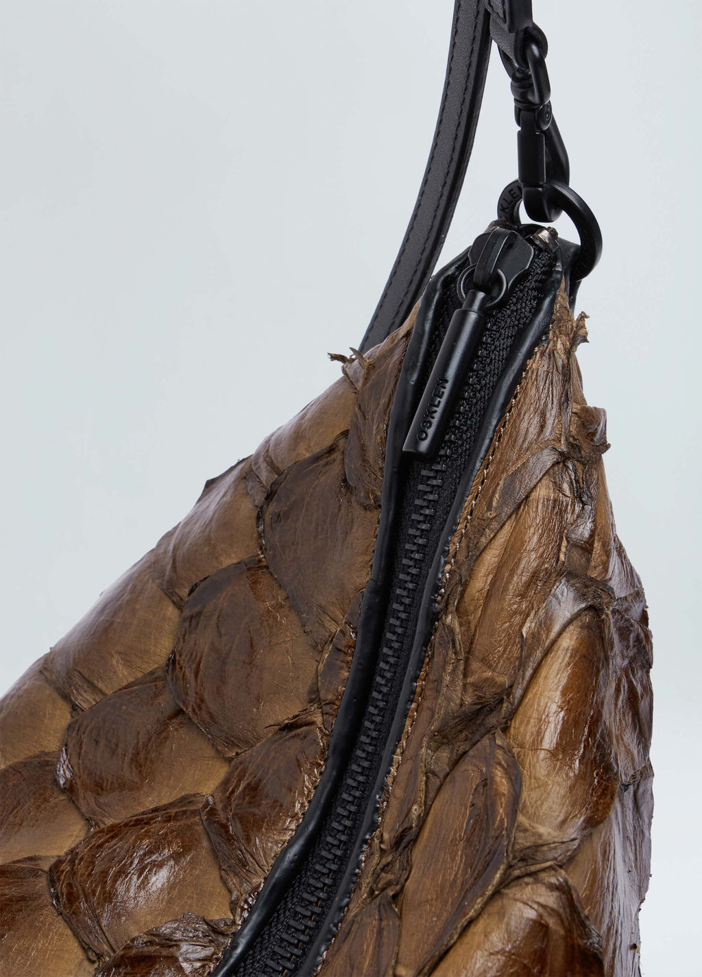 Andiroba Pirarucu Soft Bag Desert/Preto – Osklen – foto 3