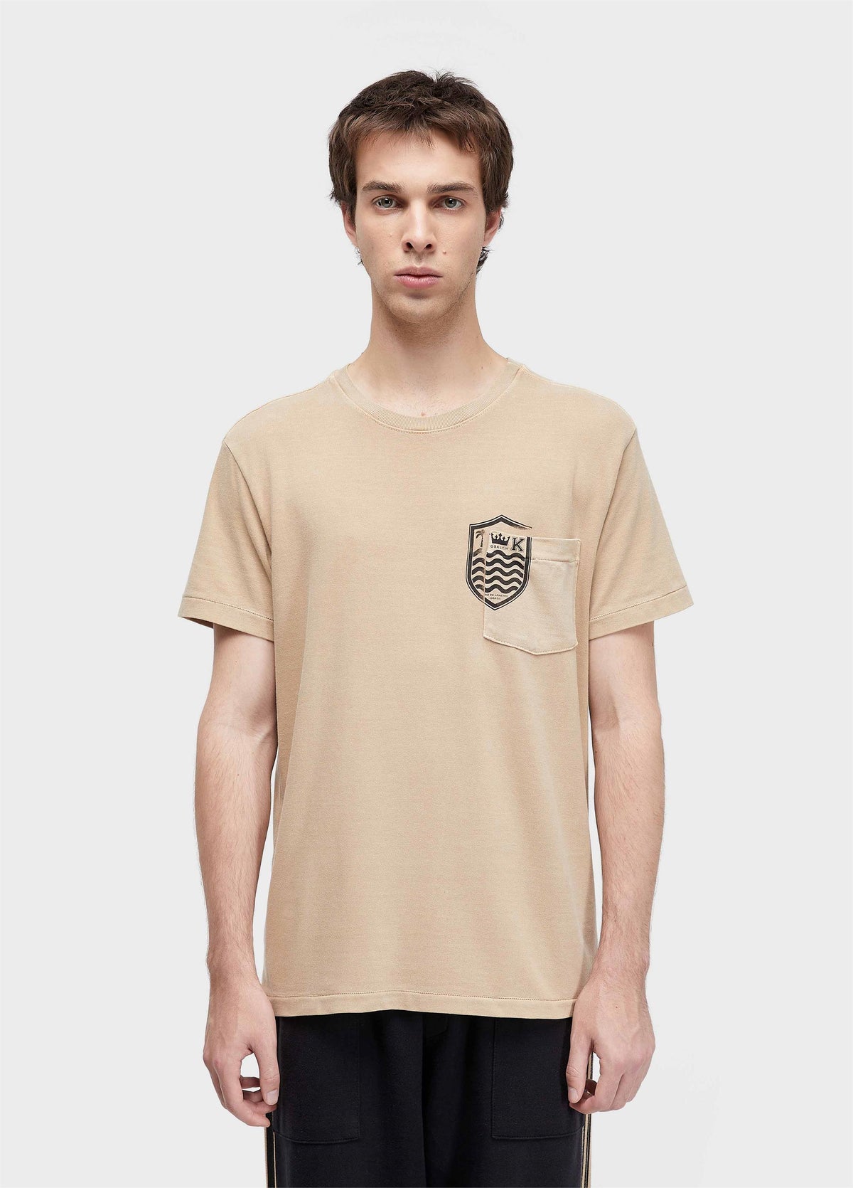 T-SHIRT BOLSO BRASÃO MC