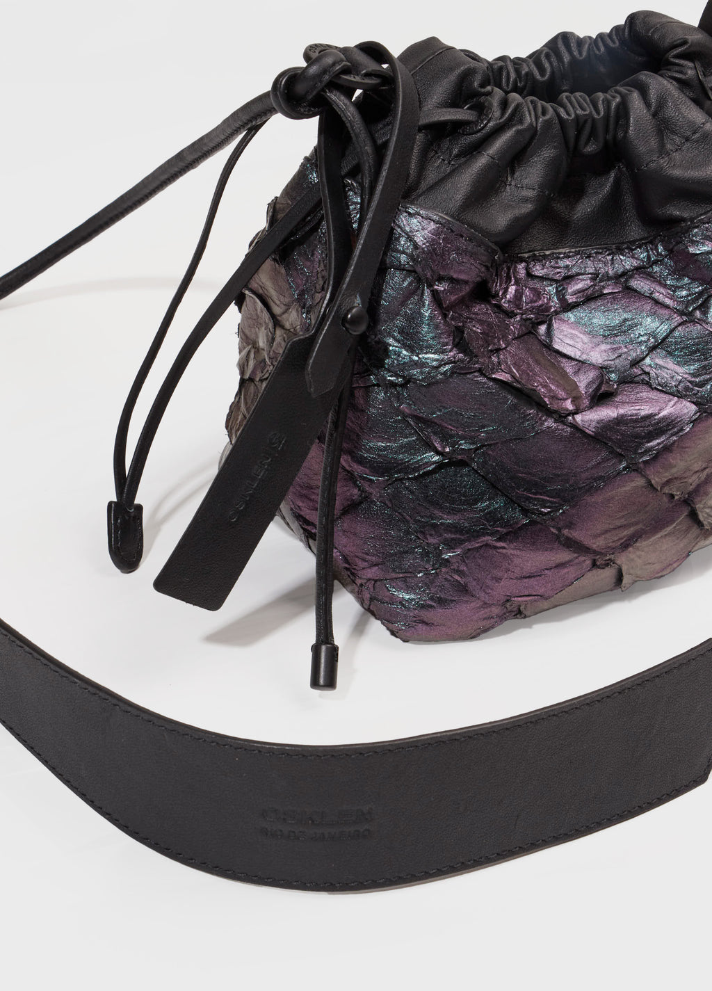 Bolsa Pirarucu Taira Furtacor/Preto – Osklen – foto 2