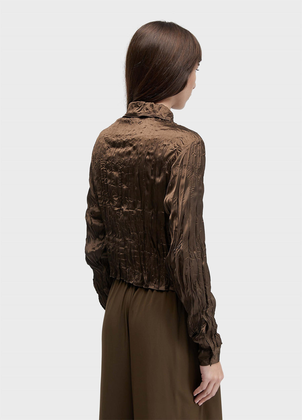 Camisa Cropped Wrinkled Satin Double Face Marrom Onix Preto – Osklen – foto 5