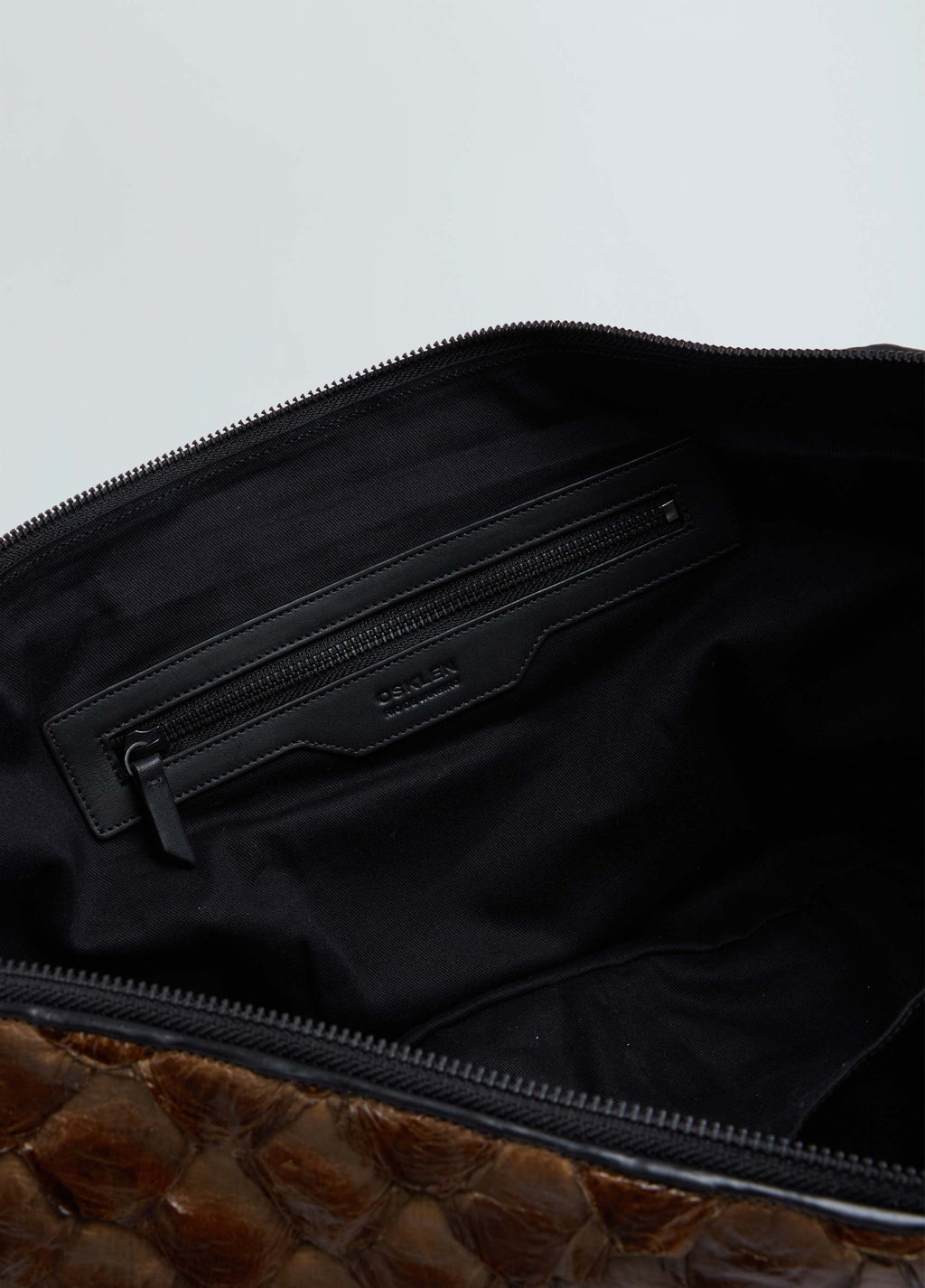 Andiroba Pirarucu Soft Bag Desert/Preto – Osklen – foto 4
