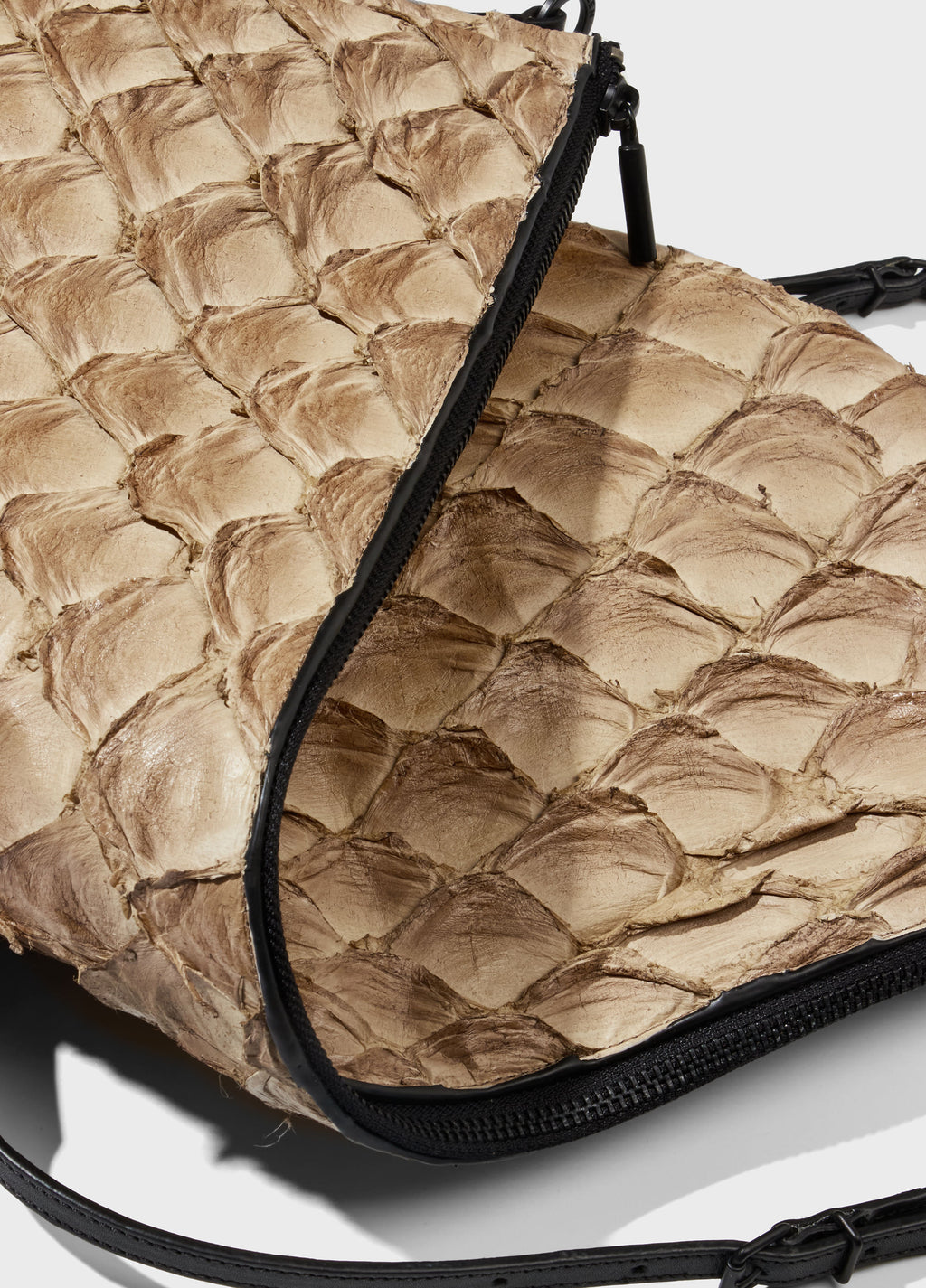 Andiroba Pirarucu Soft Bag Palha/Preto – Osklen – foto 3